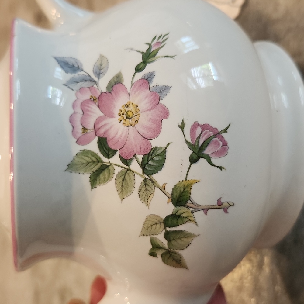 Vintage Sadler Small Three Cup Floral Rose Pattern Teapot with Pink - Picture 2 of 9